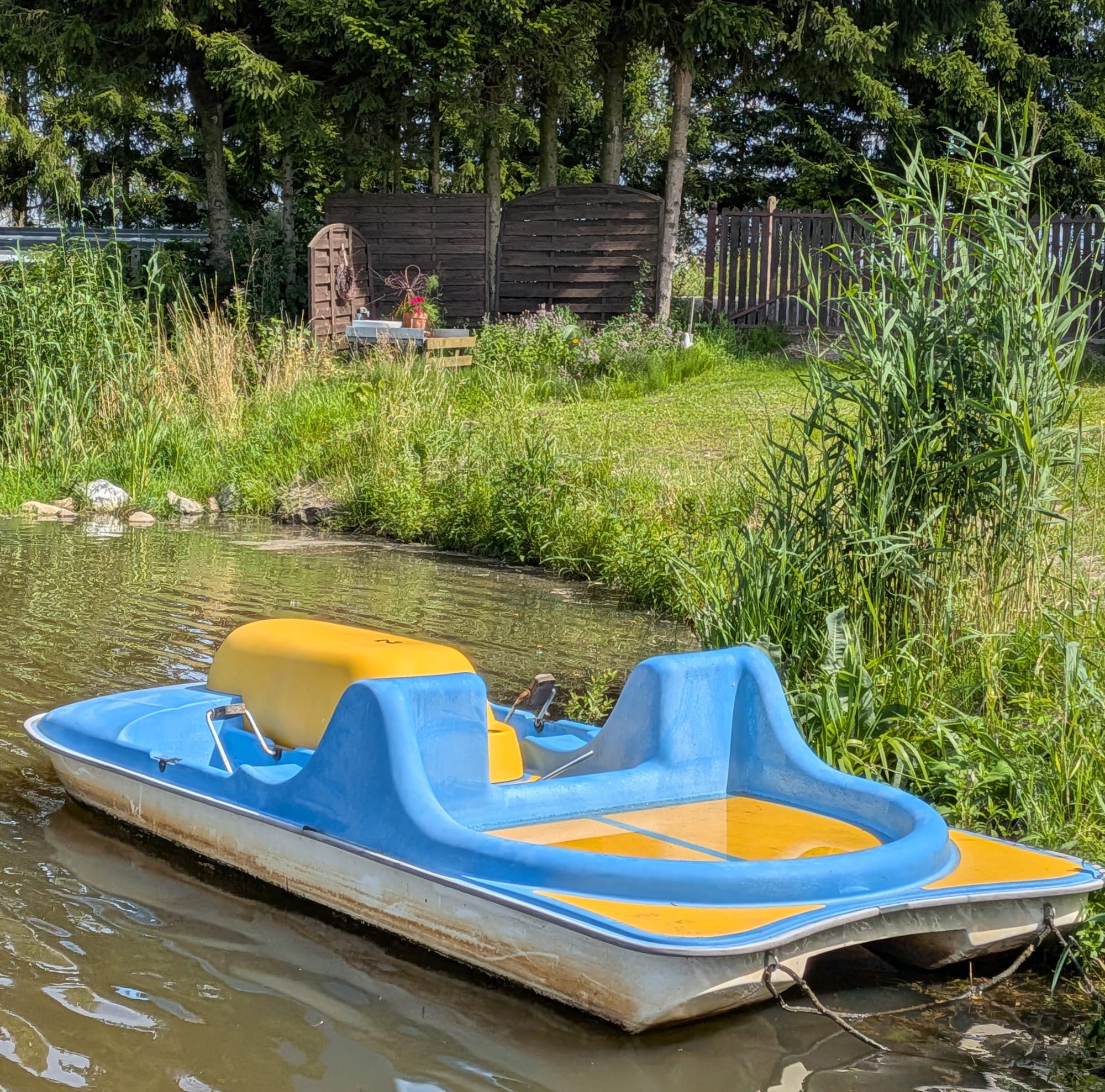 Rower wodny nad jeziorem
