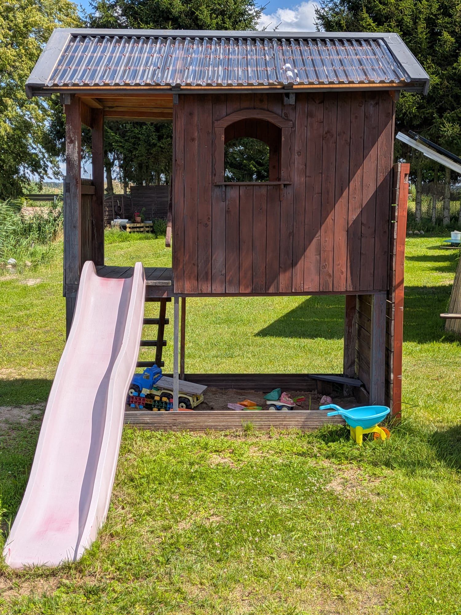 Plac zabaw dla dzieci z trampoliną